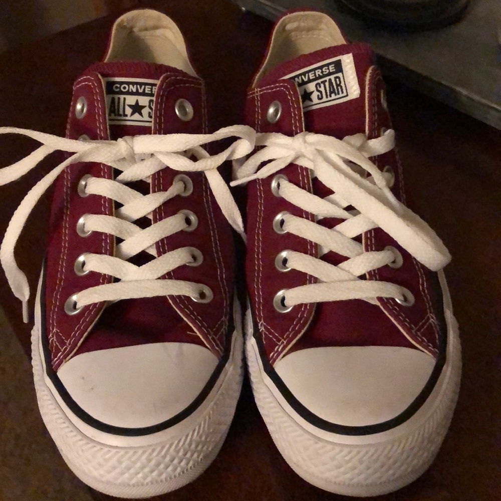 Maroon converse size 8